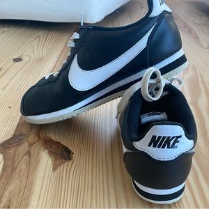 Vintage style Women's Nike Cortez Leather Shoes Black/White